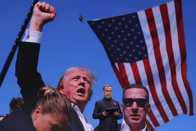 Dmitrijus Medvedevas pasikėsinimo į Donaldą Trumpą nuotraukos fone