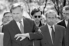 Vladimiras Putinas, tuometis Sankt Peterburgo mero pavaduotojas, stovi šalia Sankt Peterburgo mero Anatolijaus Sobčiako, 1994 m.