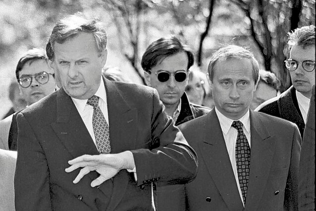 Vladimiras Putinas, tuometis Sankt Peterburgo mero pavaduotojas, stovi šalia Sankt Peterburgo mero Anatolijaus Sobčiako, 1994 m.