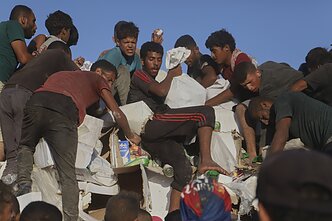 Palestiniečiai stengiasi gauti maisto ir humanitarinės pagalbos iš sunkvežimio, kuris važiuoja Morago koridoriumi netoli Rafos, pietinėje Gazos ruože Palestiniečiai stengiasi gauti maisto ir humanitarinės pagalbos iš sunkvežimio, kuris važiuoja Morago koridoriumi netoli Rafos, pietinėje Gazos ruože