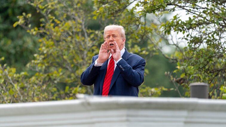 Trumpas sprendžia dėl sankcijų Rusijai: gali pranešti apie suvaržymus šešėliniam laivynui