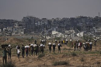 Palestiniečiai neša humanitarinę pagalbą Gazos Ruože Palestiniečiai neša humanitarinę pagalbą Gazos Ruože