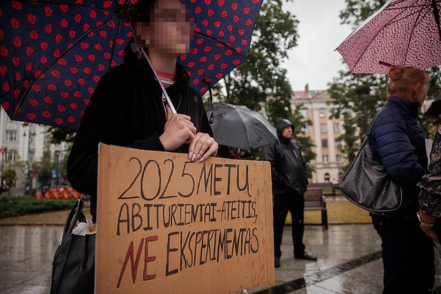 Mokinių protestas prie Vyriausybės dėl egzaminų rezultatų Mokinių protestas prie Vyriausybės dėl egzaminų rezultatų