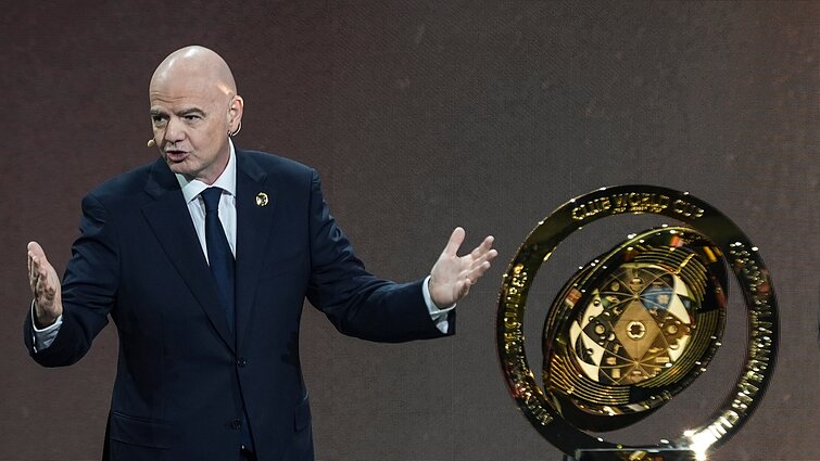 Futbolininkai prieš FIFA: gresia milijardo vertės ieškinys dėl prarastų pajamų