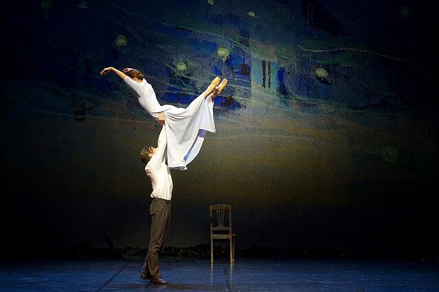 Anželikos Cholinos šokio teatro spektaklio „Karalių pasaka“ akimirka