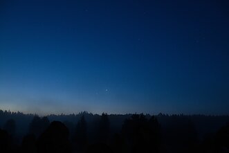 Du ryškiausi šviesuliai truputį žemiau nuotraukos centro – Jupiteris ir Venera Du ryškiausi šviesuliai truputį žemiau nuotraukos centro – Jupiteris ir Venera