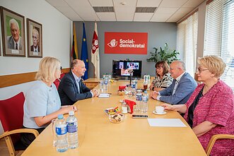 Socialdemokratai susitinka su „valstiečių“ atstovais