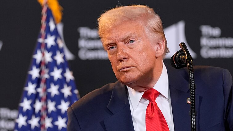 Trumpas Aliaskoje neketina aptarti Ukrainos teritorinių klausimų susitikime su Putinu