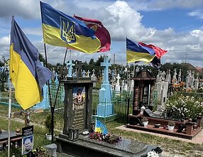  Net mažiausių kaimelių kapinaitėse kabo vėliavos žuvusiesiems kare 