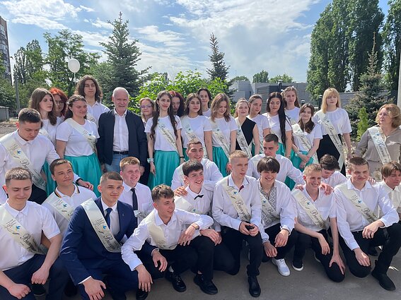 Dalis šios Charkivo mokyklos abiturientų neslėpė planuojantys išvykti į užsienį iki sukankant 18 metų 