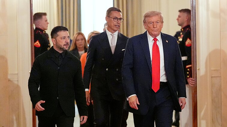 Trumpas teigia pradėjęs rengti susitikimą tarp Putino ir Zelenskio