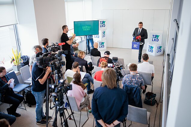 Siūlo sukurti „dronų sieną“: pirmasis kontaktas įvyksta ne tarp karių, o tarp technologijų