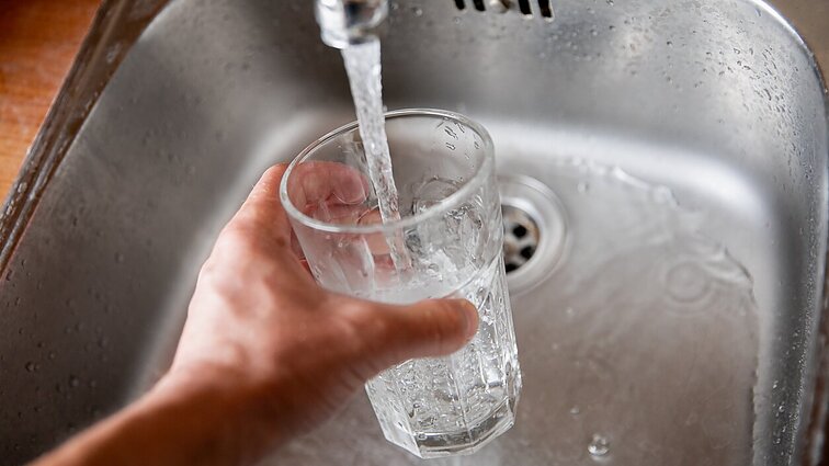 Klaipėdiečiai skundžiasi dvokiančiu vandeniu: nedrąsu vartoti maistui, nemalonu maudytis