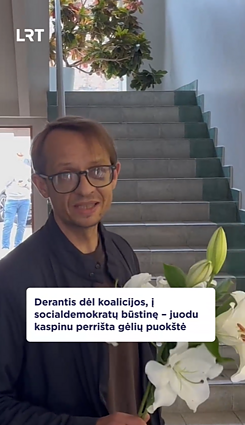 Į socialdemokratų būstinę – juodu kaspinu perrišta puokštė