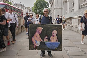 Карикатура на Дональда Трампа, Владимира Зеленского и Владимира Путина в Лондоне Карикатура на Дональда Трампа, Владимира Зеленского и Владимира Путина в Лондоне