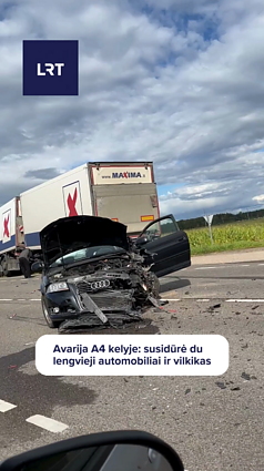 Avarija A4 kelyje: susidūrė du lengvieji automobiliai ir vilkikas