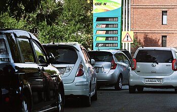 Automobilių eilė prie degalinės Vladivostoke Automobilių eilė prie degalinės Vladivostoke