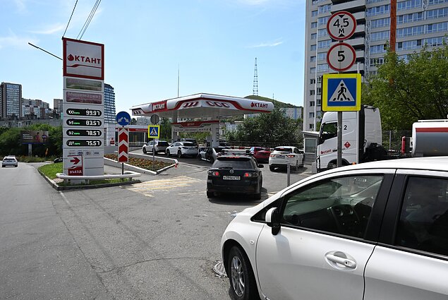 Automobilių eilė prie degalinės Vladivostoke Automobilių eilė prie degalinės Vladivostoke
