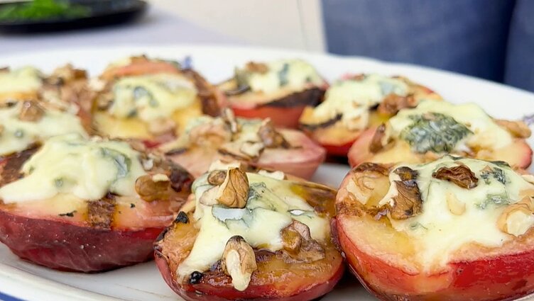 Norintiems įdomesnio garnyro: įdarytų persikų receptas