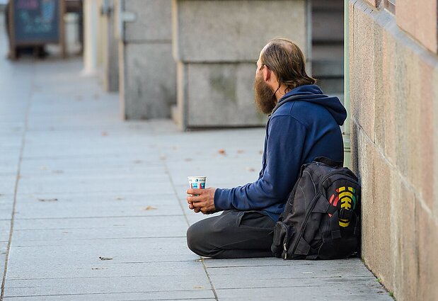 Užburtas ratas: darbdaviai atstumia skurdą patiriančius ir gyvenančius laikinuose namuose