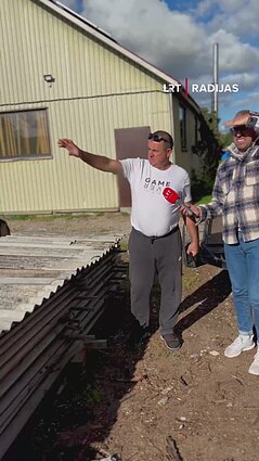 Šulinius ir pavėsines turguje parduodantis Algis: ąžuolas puošia sodybas