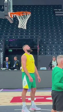 Lietuviai po treniruotės tikrino taiklumą iš vidurio aikštės: net keli metimai buvo taiklūs