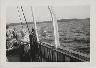Vincas Mickevičius-Krėvė plaukia laivu, 1949 m. rugpjūčio mėn. Vincas Mickevičius-Krėvė plaukia laivu, 1949 m. rugpjūčio mėn.