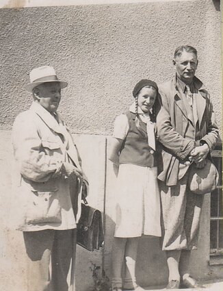 Vincas Krėvė-Mickevičius, Dalia Sruogaitė ir Balys Sruoga, 1939 m. Vincas Krėvė-Mickevičius, Dalia Sruogaitė ir Balys Sruoga, 1939 m.