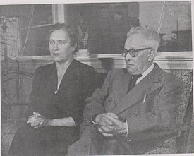Vincas Krėvė-Mickevičius su žmona Marija Ona Rebeka Karak-Mickevičiene, ~ 1950 m. Vincas Krėvė-Mickevičius su žmona Marija Ona Rebeka Karak-Mickevičiene, ~ 1950 m.