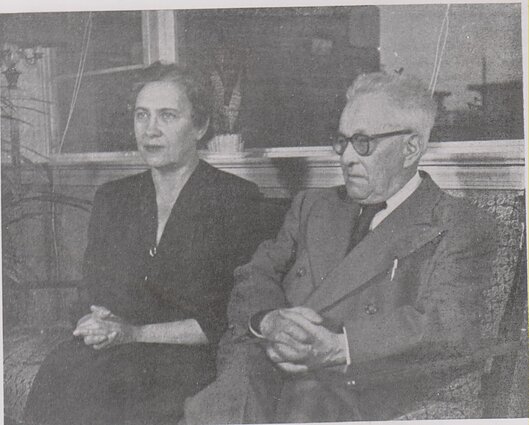 Vincas Krėvė-Mickevičius su žmona Marija Ona Rebeka Karak-Mickevičiene, ~ 1950 m. Vincas Krėvė-Mickevičius su žmona Marija Ona Rebeka Karak-Mickevičiene, ~ 1950 m.