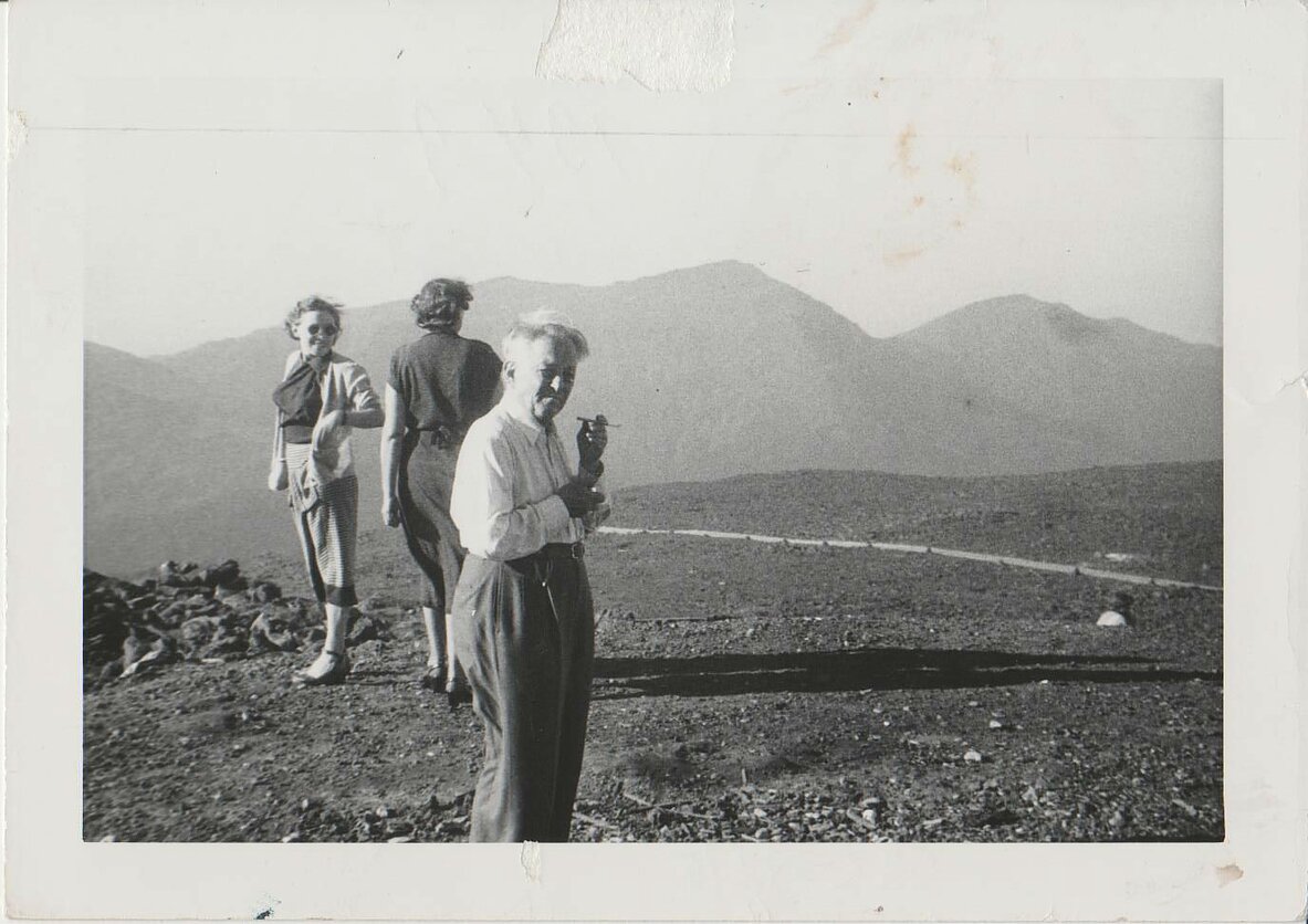 Vincas Krėvė ir dvi moterys kalnų fone, 1949 m. rugpjūčio mėn. Vincas Krėvė ir dvi moterys kalnų fone, 1949 m. rugpjūčio mėn.
