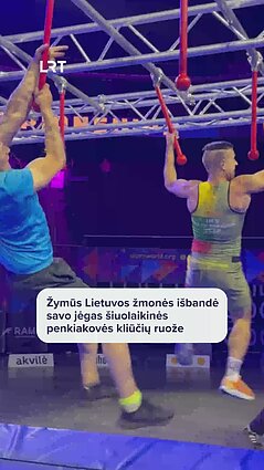 Žymūs Lietuvos žmonės išbandė savo jėgas šiuolaikinės penkiakovės kliūčių ruože