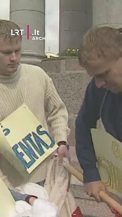 2001 m. mokslo metus pradėjo protestuojantis Kalėdų Senelis