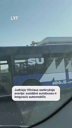 Judrioje Vilniaus sankryžoje avarija: susidūrė autobusas ir lengvasis automobilis