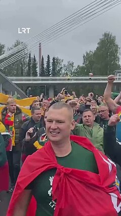 Tamperę užplūdo Kurtinaičio rinktinę liaupsinantys Lietuvos sirgaliai