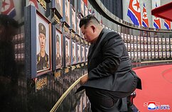 Kim Jong Unas viešai pagerbė Šiaurės Korėjos karius, grįžusius iš Rusijos karo prieš Ukrainą