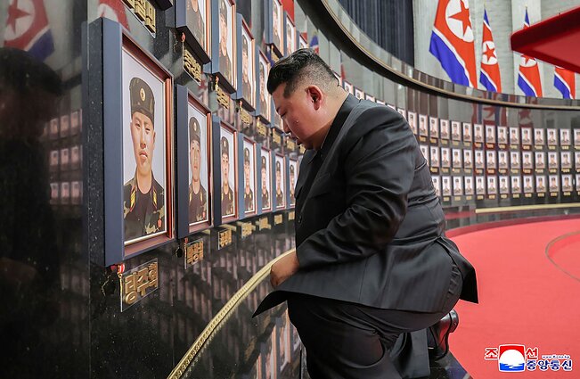 Kim Jong Unas viešai pagerbė Šiaurės Korėjos karius, grįžusius iš Rusijos karo prieš Ukrainą