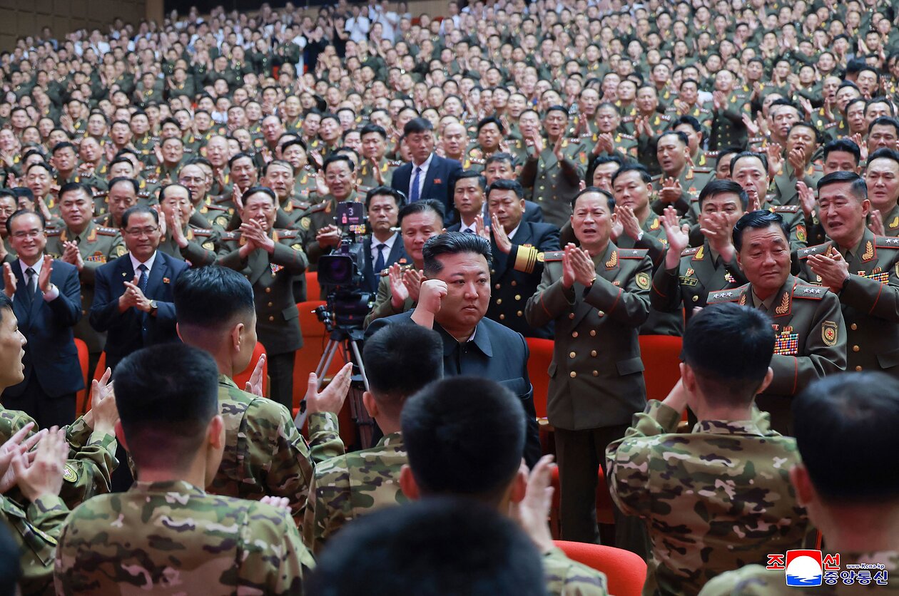 Kim Jong Unas viešai pagerbė Šiaurės Korėjos karius, grįžusius iš Rusijos karo prieš Ukrainą