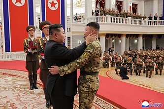 Kim Jong Unas viešai pagerbė Šiaurės Korėjos karius, grįžusius iš Rusijos karo prieš Ukrainą
