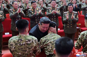 Kim Jong Unas viešai pagerbė Šiaurės Korėjos karius, grįžusius iš Rusijos karo prieš Ukrainą