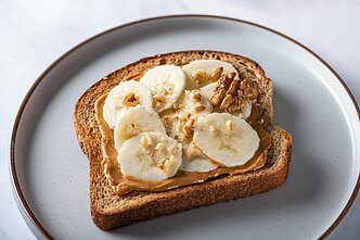 Skrebutis su riešutų sviestu ir bananais
