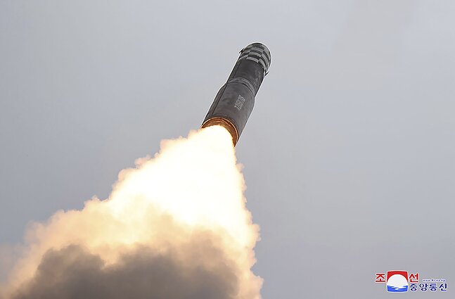 Šiaurės Korėja testuoja tarpžemyninę balistinę raketą „Hwasong-18“