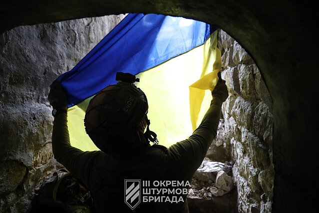 Ukrainos karys laiko šalies vėliavą Avdijivkoje per intensyvius mūšius su rusų pajėgomis 2023 m. rugsėjo 17 d.