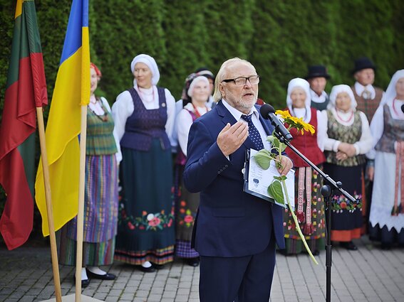 Соняшники свободи: Вільнюс вшановує героїв України у меморіалі Тускуленай Соняшники свободи: Вільнюс вшановує героїв України у меморіалі Тускуленай