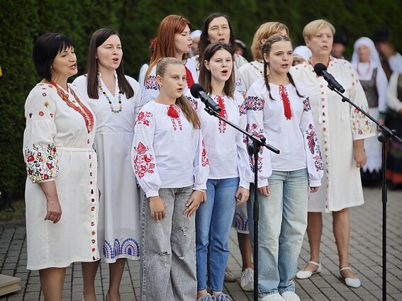 Соняшники свободи: Вільнюс вшановує героїв України у меморіалі Тускуленай Соняшники свободи: Вільнюс вшановує героїв України у меморіалі Тускуленай