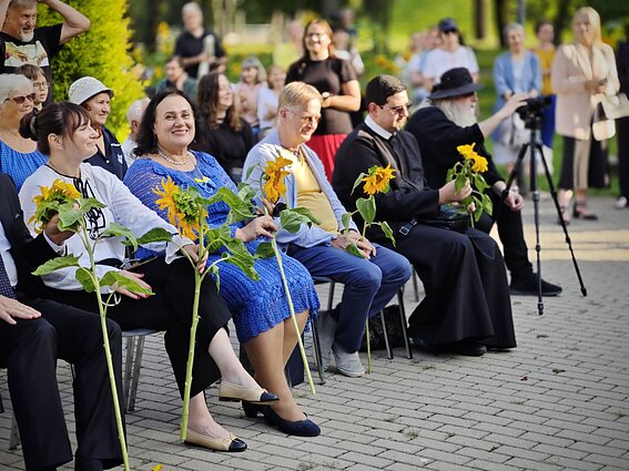 Соняшники свободи: Вільнюс вшановує героїв України у меморіалі Тускуленай Соняшники свободи: Вільнюс вшановує героїв України у меморіалі Тускуленай