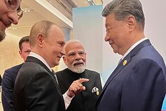 Vladimiras Putinas, Narendra Modi ir Xi Jinpingas Šanchajaus bendradarbiavimo organizacijos (ŠBO) viršūnių susitikime Tiandzine Vladimiras Putinas, Narendra Modi ir Xi Jinpingas Šanchajaus bendradarbiavimo organizacijos (ŠBO) viršūnių susitikime Tiandzine