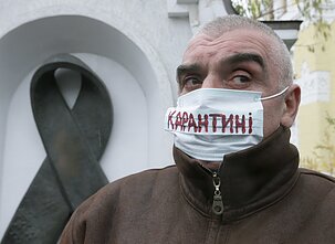Пациент с гепатитом С, носит медицинскую маску с надписью «Карантин» во время демонстрации перед мемориальным памятником жертвам СПИДа в Киеве, Украина Пациент с гепатитом С, носит медицинскую маску с надписью «Карантин» во время демонстрации перед мемориальным памятником жертвам СПИДа в Киеве, Украина