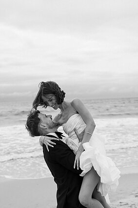 Ištekėjo vokalistė Justė Starinskaitė