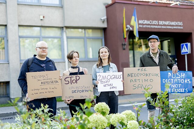 The NGO Sienos Grupė (Border Group) staged a protest outside the Migration Department in Vilnius